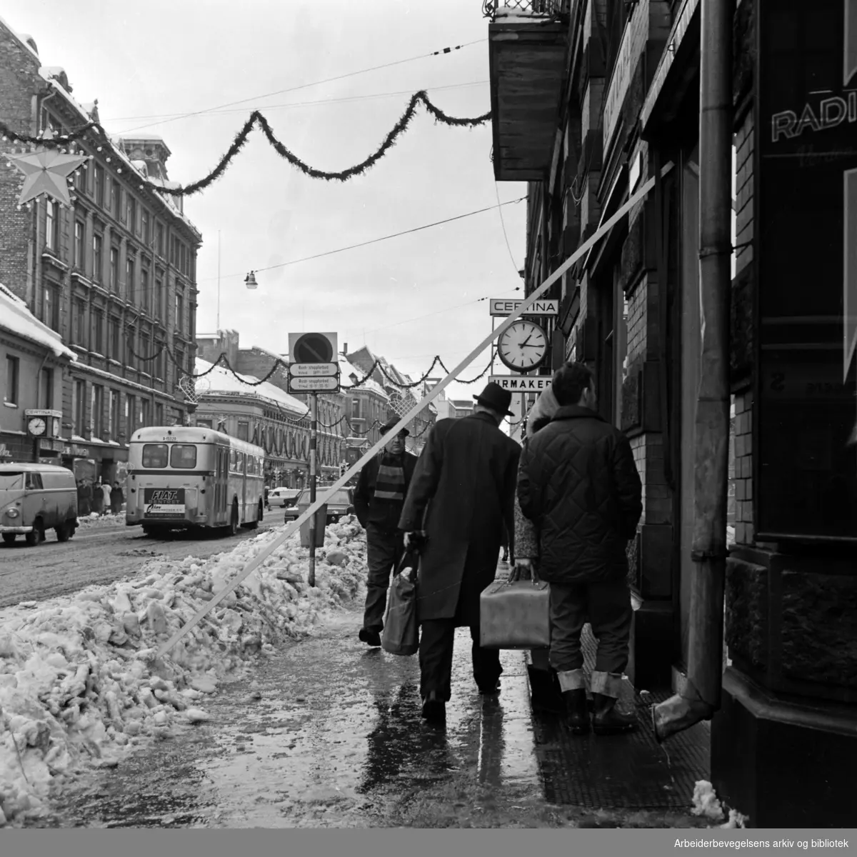 "I sentrum hadde mange gårdeiere selv sørget for å rydde fortauene. Men faren truet ovenfra. Flere gående ungikk med snau klaring snørasene, mens andre ble truffet". Storgata. Desember 1967.