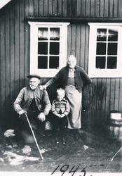 Kristianne f.1863 og Kristoffer Stangnes f. 1858 med barneba