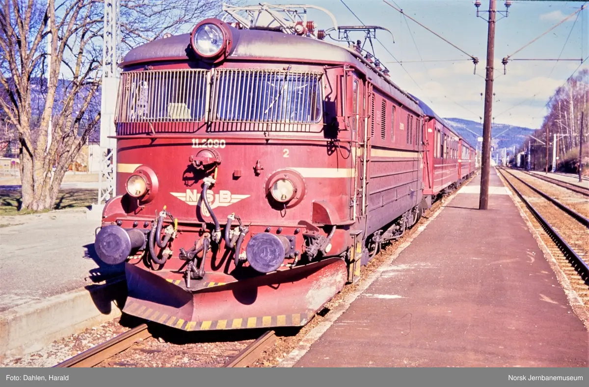 Bø stasjon med persontog Fra Oslo S, tog 501, trukket av elektrisk ...
