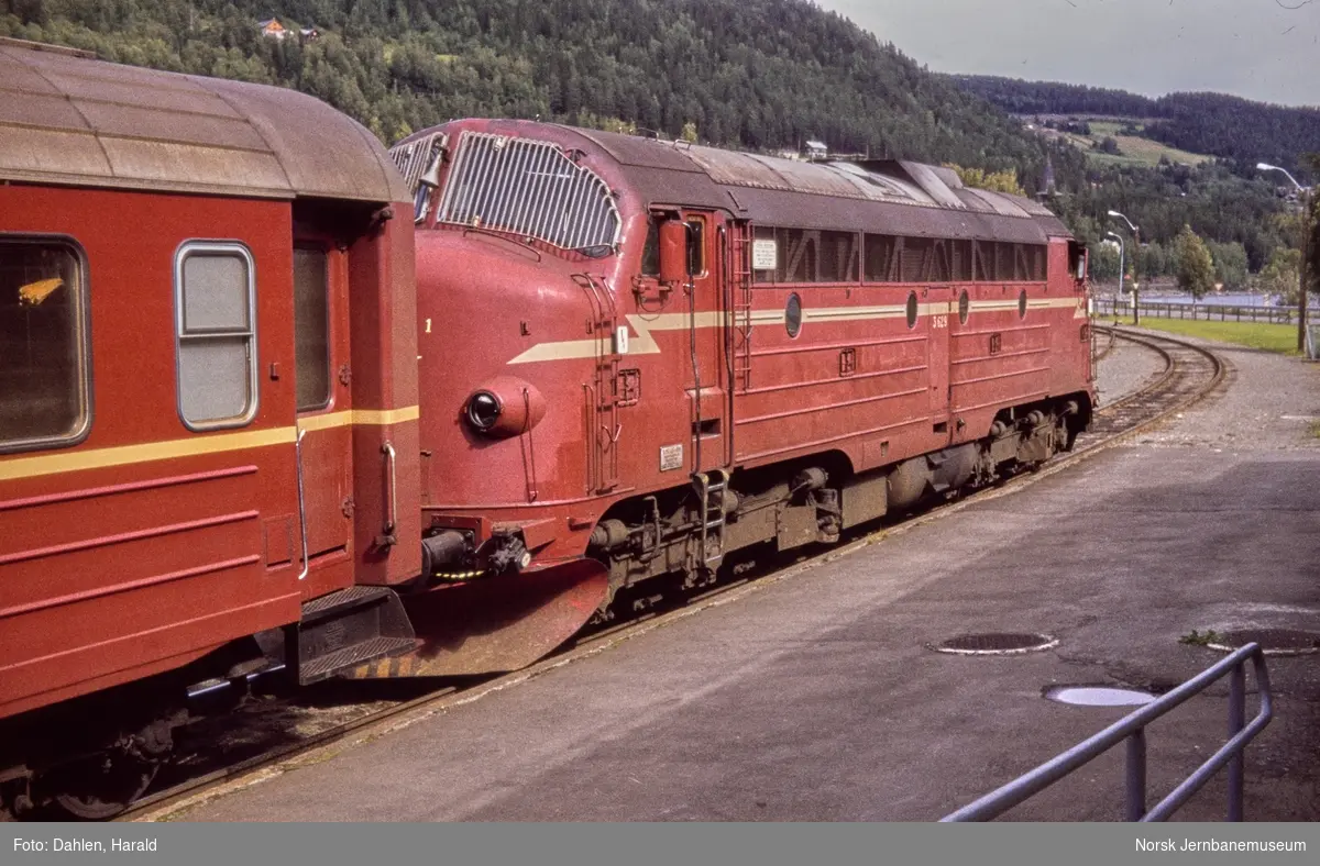 Diesellokomotiv Di 3 629 med persontog til Oslo, tog 282, på Fagernes stasjon