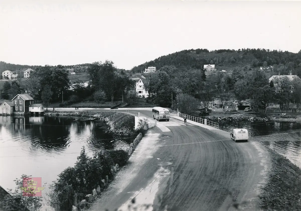 Oversiktsbilde av Nørvasund bru, Ålesund. Til venstre ser ein rester av den gamle vegen, fram til landkaret for gamlebrua frå 1896. Brua ble bygd i 1952 og stod fram til ny bru ble bygd i 1985. (Kilde: Merking bak på bilde og på konvolutt).