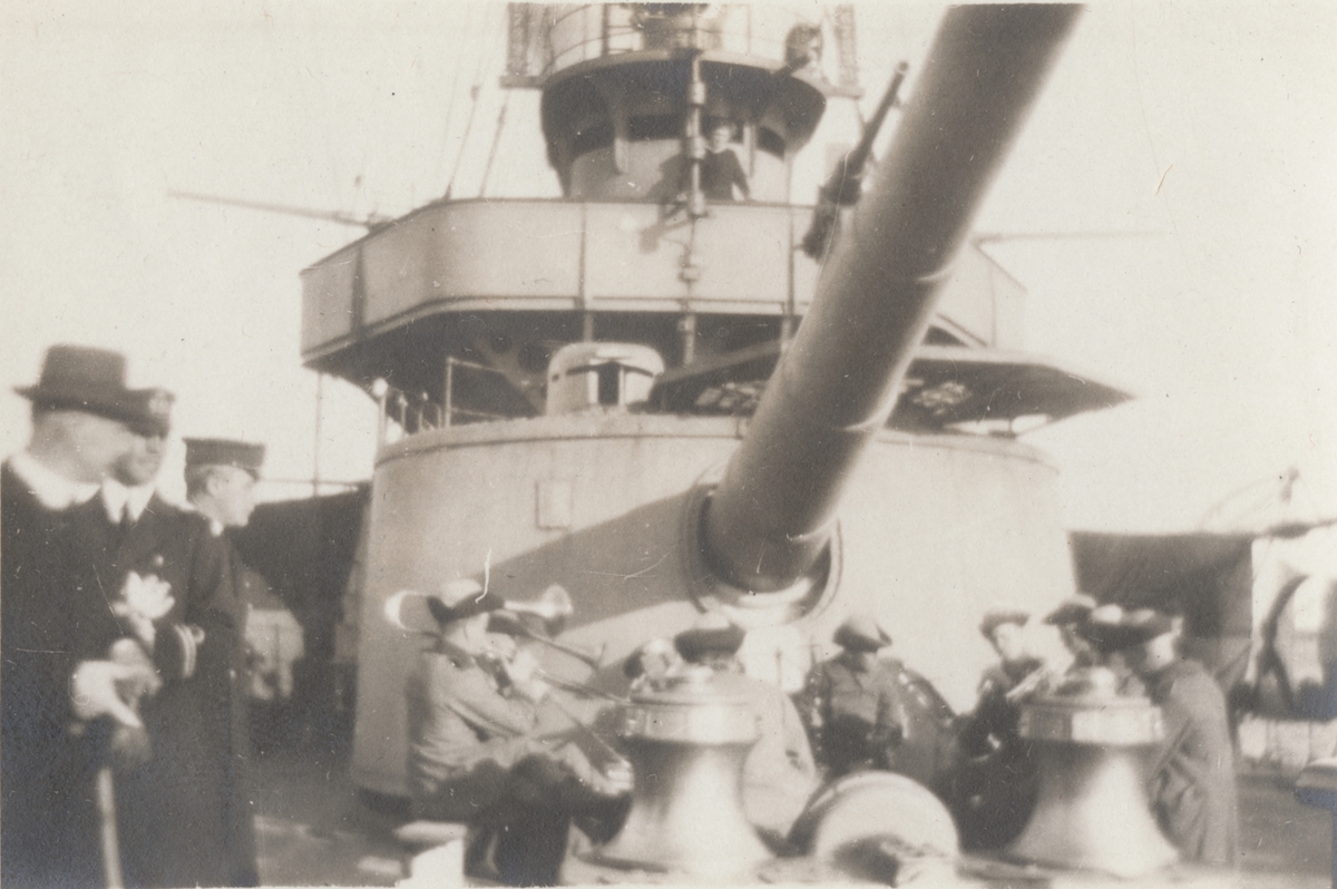Soldater ombord på en kanonbåt.