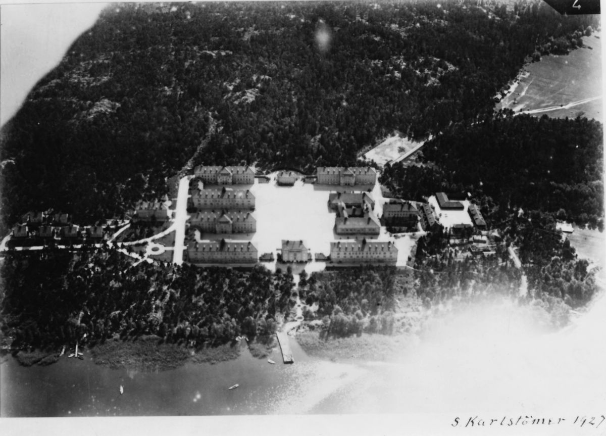 Flygfoto 1927

Förmodligen en av de första flygbilderna över regementet.
Det ljusa fältet över den bortre högra kasernen (by 6) var idrottsplatsen.

Bilden är märkt med namnet S Karlstömer 1927 -- kanske fotografen.