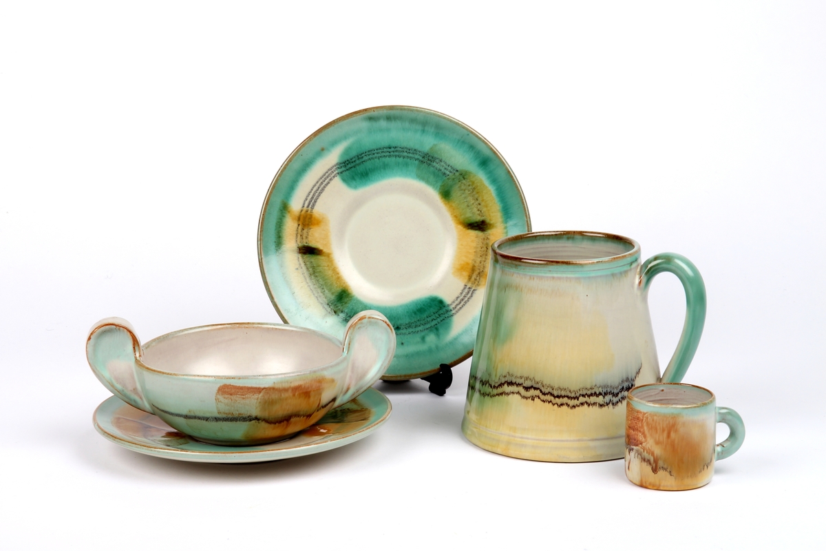 Servise fra Ganns potteri og keramikk bestående av ølglass, snapsglass, suppeskål og underskål.