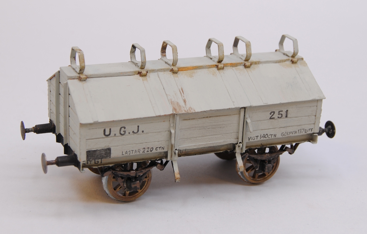 Modell av kalkvagn UGJ 251 litt R i skala 0 (1:45).
