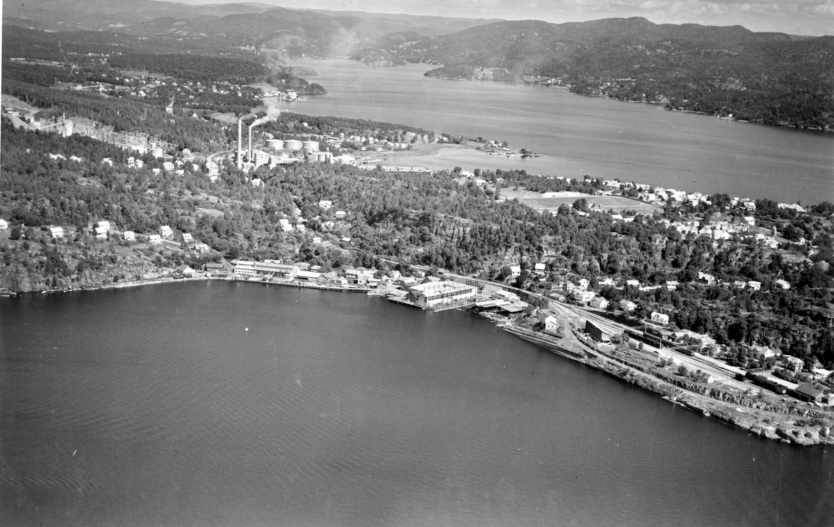 Flyfotoarkiv fra Fjellanger Widerøe AS, fra Porsgrunn Kommune. Trosvik Mekaniske Verksted, Brevik. Fotografert. 20.07.1953 av Vilhelm Skappel