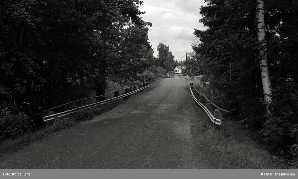 Bro över Västrakullabäcken vid Västrakulla i Nybro kommun. Foto, vägmiljö från sydväst.
