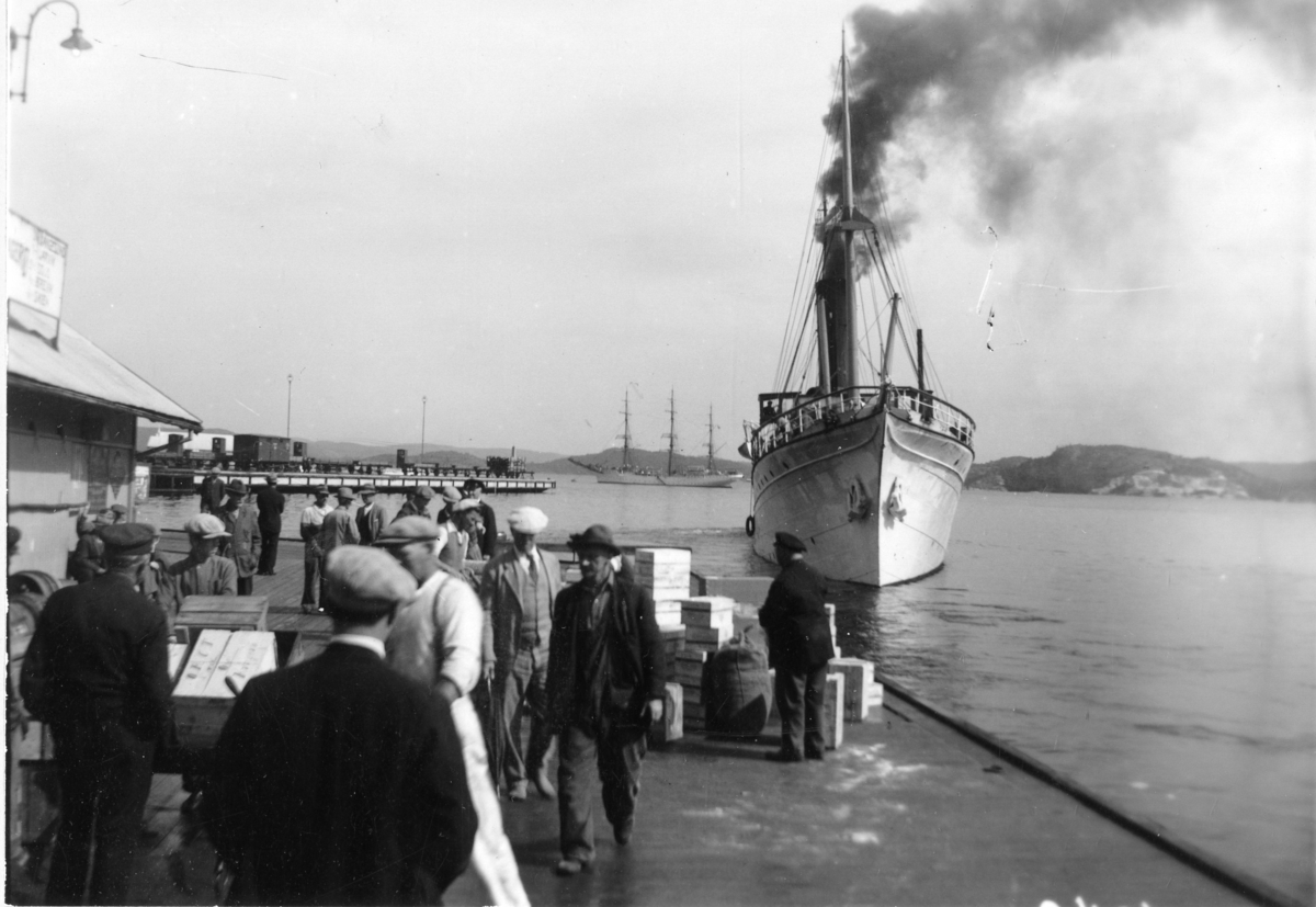 Kystruteskipet DS "Dronningen"s siste anløp i Kragerø.