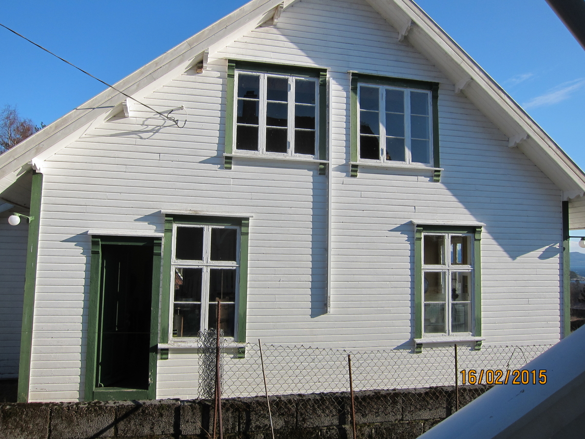 Ungdomshuset Fredheim på Baustad. Ungdomshuset inneholder i dag Vatland- og Kirkebøsamlingene fra Nedstrand bygdemuseum.