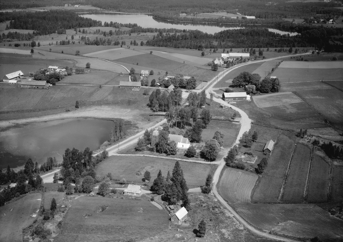 Flygfoto över Hjärtlanda och Hjärtlanda kyrka i Sävsjö kommun, Jönköpings län. Nr: 173/1960