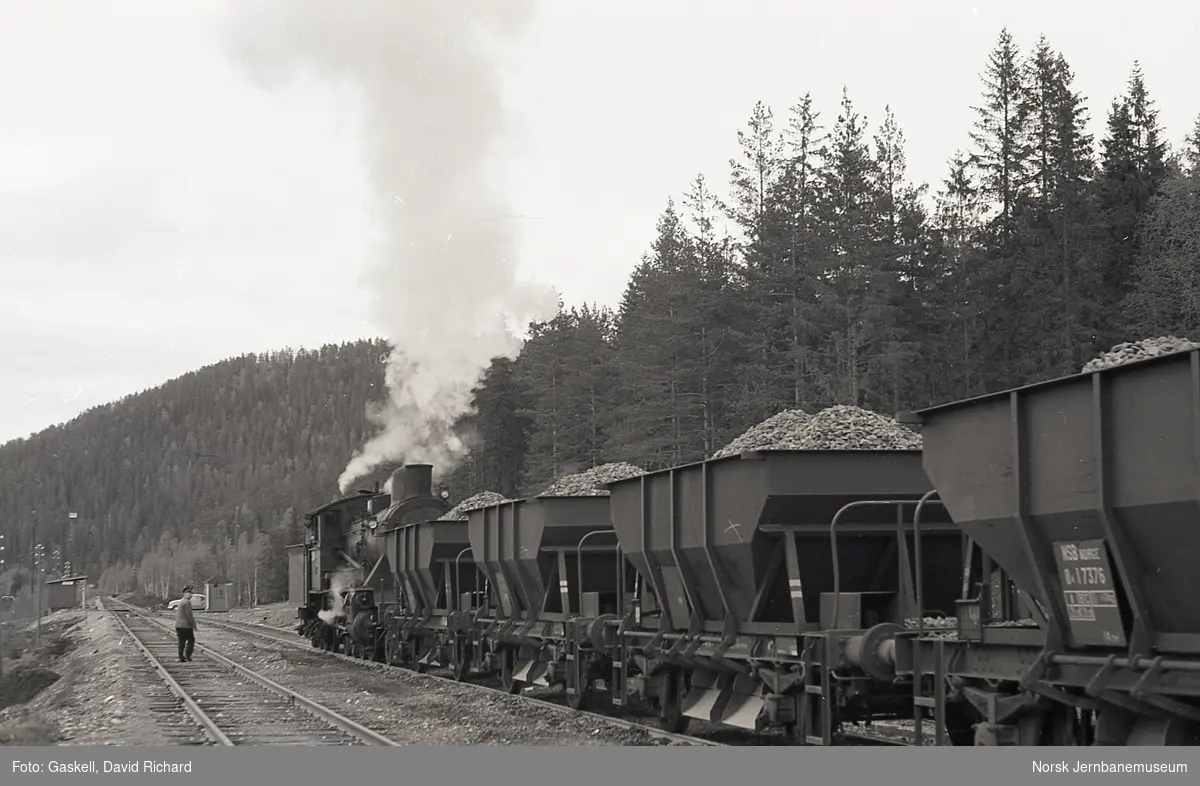 Damplokomotiv type 24b nr. 236 med fullastede bunntømmingsvogner på Svene pukkverk