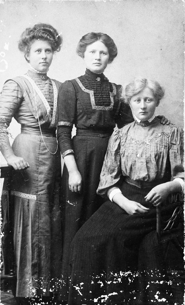 Lisebet Kverneland f. Kalberg (1885 - 1973) og to jenter frå Kalbeerg, truleg søstre.