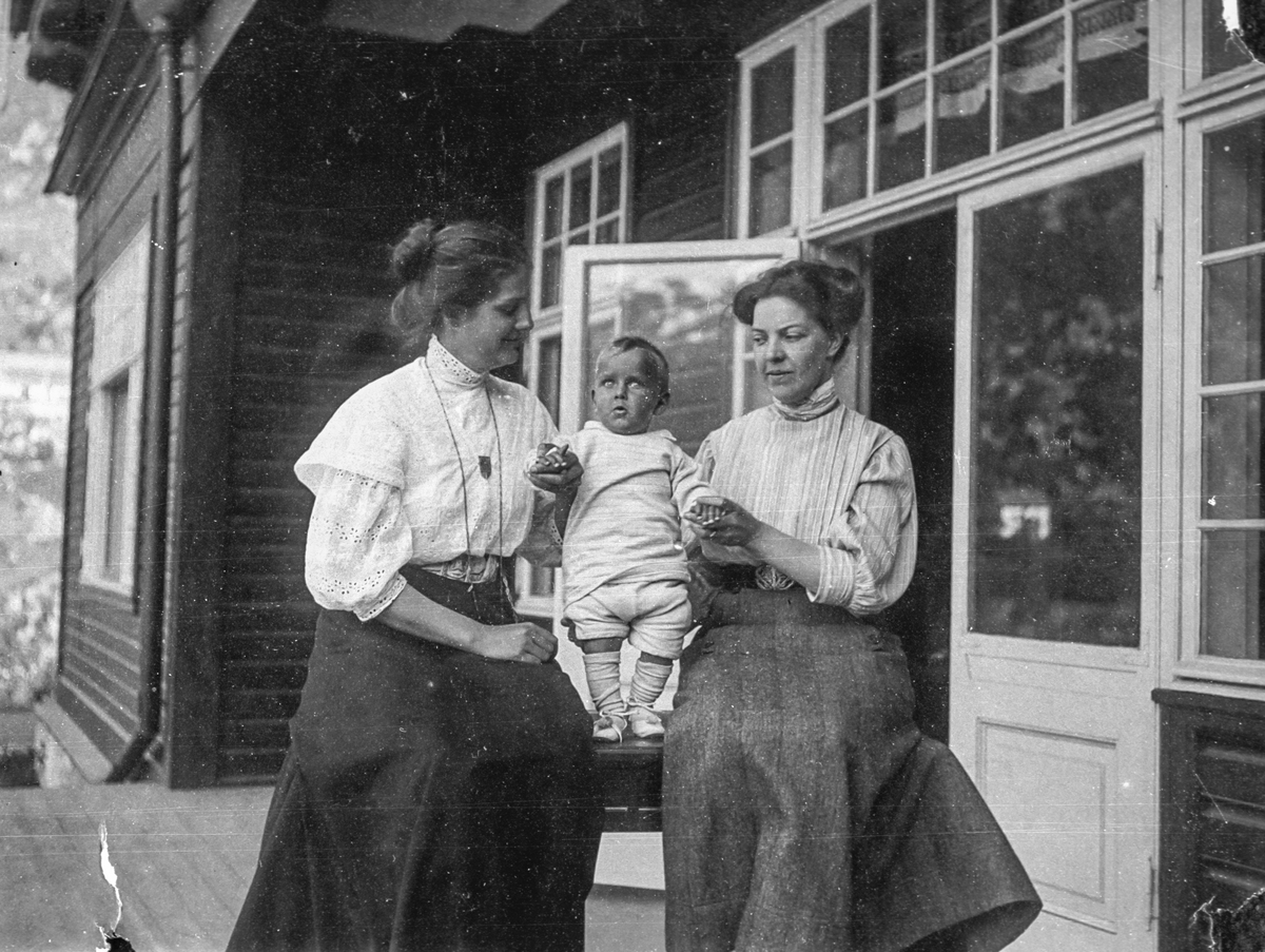 Leonie Petersson, med sonen Klaus og søster Irene (?)