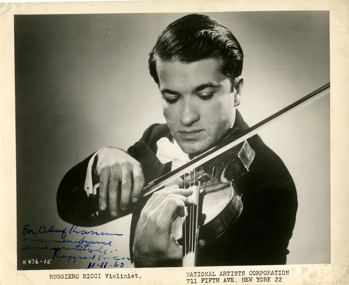 Fra Olaf T. Ranum's "kunstnervegg". Bildet viser fiolinist Ruggiero Ricci med sin fiolin.
Signert 11.11.1960.
