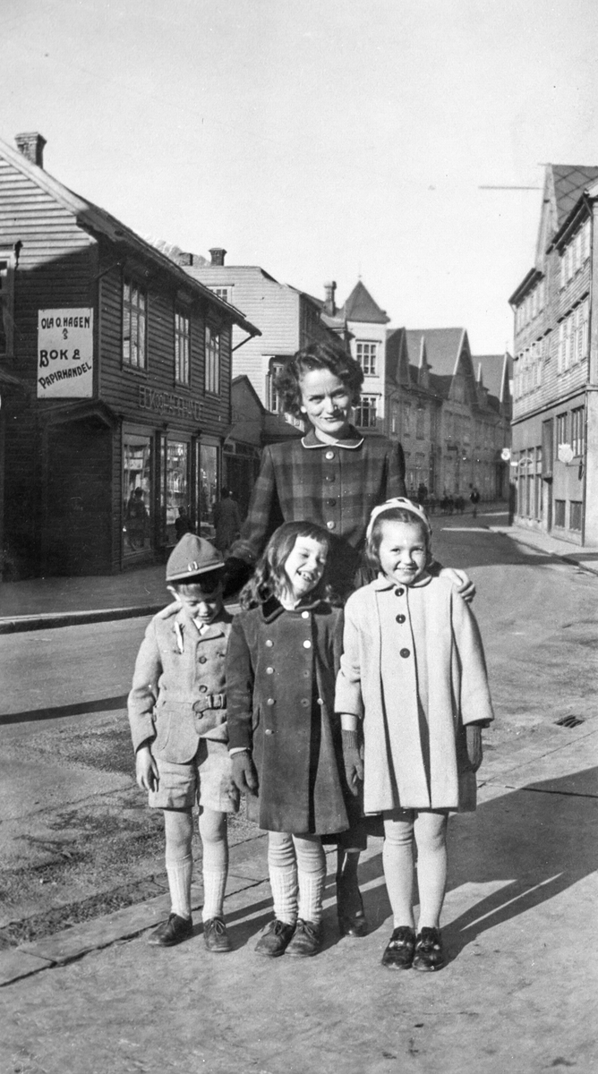 Fru Schaathun med barn i Røldalsvegen, utanfor Vinkelgården og Ritahuset i 1952.