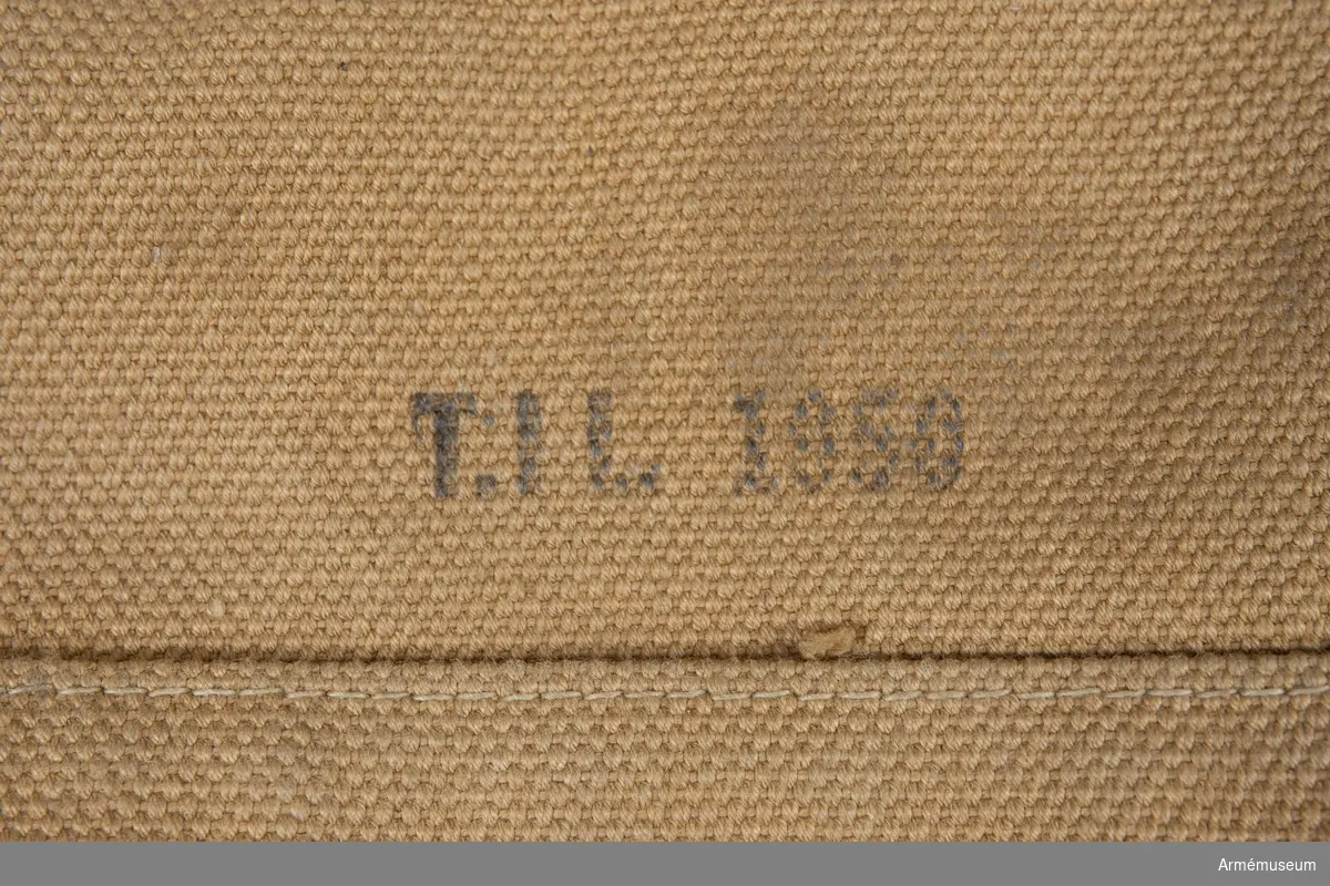 Mattornister tillverkad av T.I.L. 1950 enligt insidesmärkning. Dricksflaska AM.092177 samt kokkärl AM.092178 placerade inuti mattornistern i respektive fack.