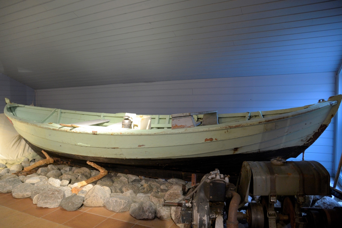 Åpen båt med årer og moto diseselmotor av typen Hatz.
