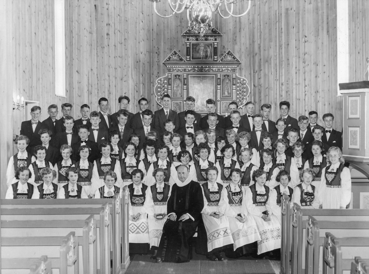 Konfirmasjon i Odda kyrkje, 12. mai 1957.
