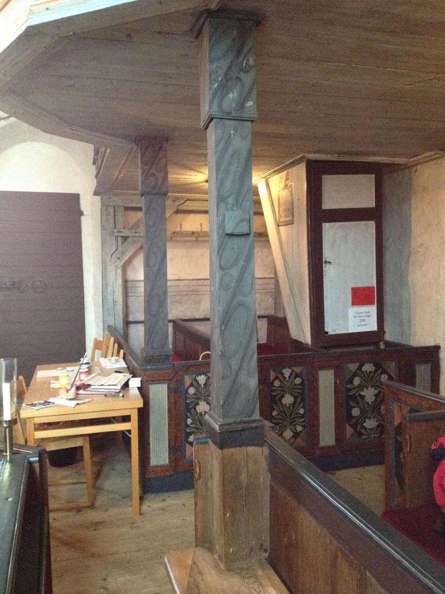 Interiör från Lannaskede kyrka i Vetlanda kommun. På bilden syns en ny givare och elkabel som blivit inmålade i samma kulörer som pelaren.