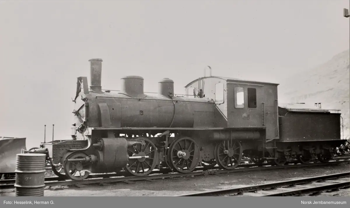Sulitjelmabanens utrangerte damplokomotiv nr. 85 på Lomi stasjon