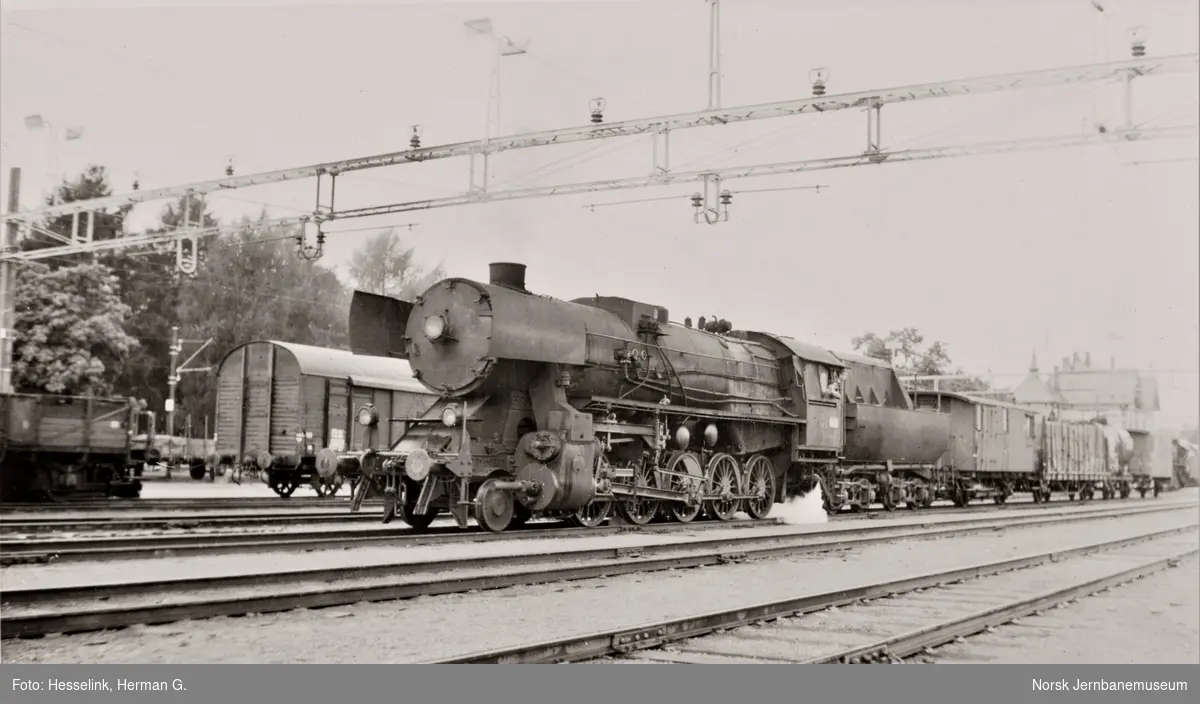 Damplokomotiv type 63a nr. 5573 med godstog retning Oslo på Gjøvik stasjon