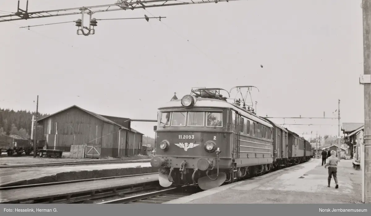 Elektrisk lokomotiv El 11 2093 med persontog til Oslo Ø på Eina stasjon