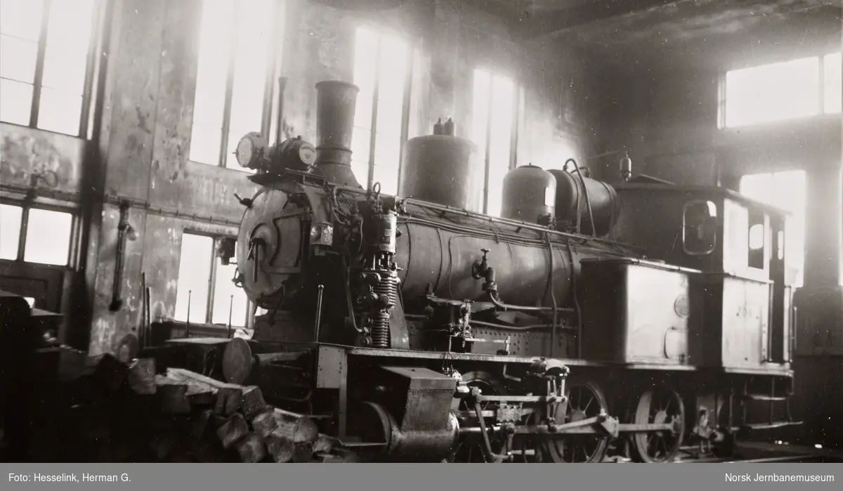 Damplokomotiv type 25a nr. 238 i lokomotivstallen ved Krossen