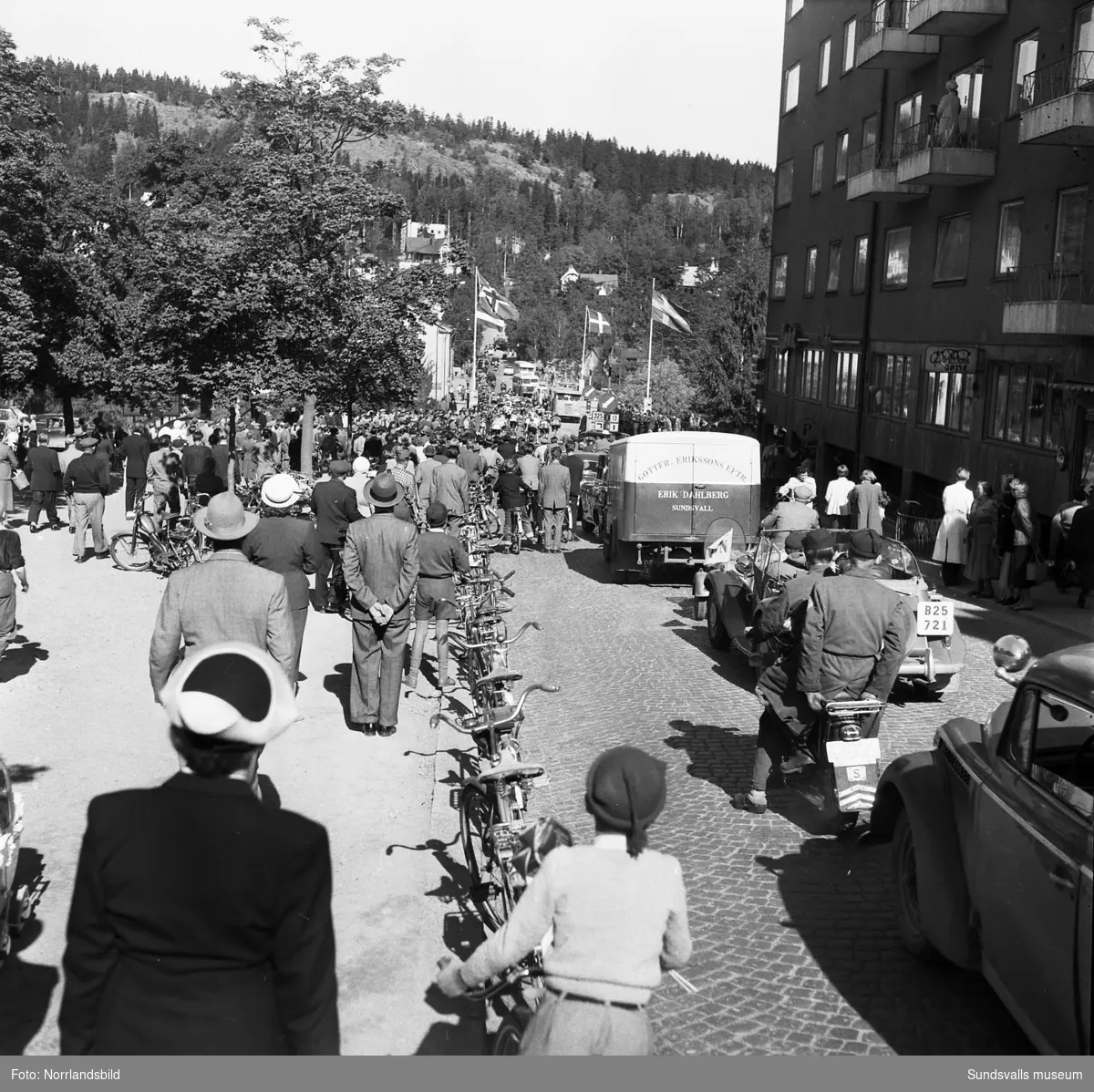 Starten för Dagens Nyheters sexdagarslopp på cykel går på Floragatan invid Läroverket. Massor av åskådare kantar gatorna och trafiken stoppas upp då klungan passerar Storbron.