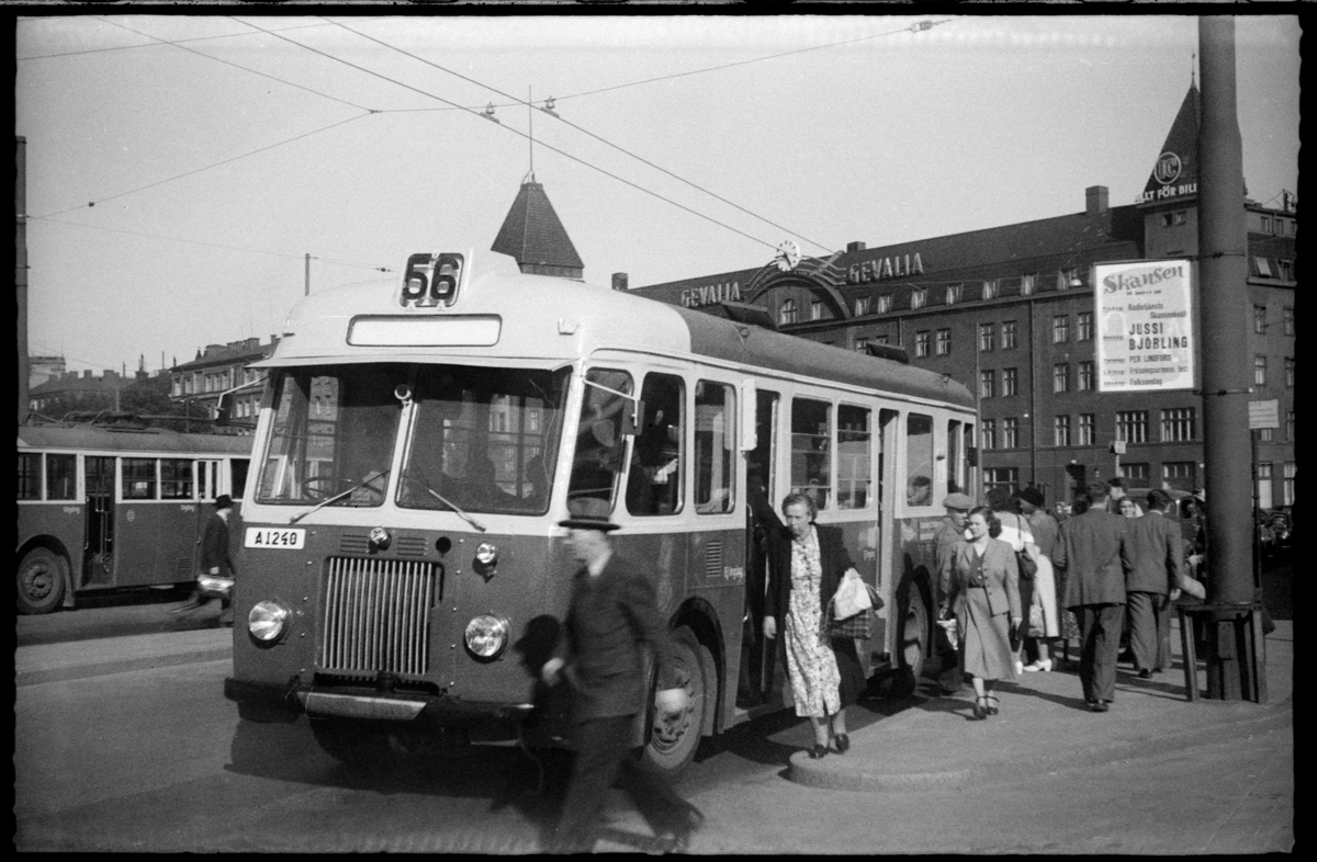 Buss tillhörande Aktiebolaget Stockholms Spårvägar, SS H16A 1240 vid hållplats Norra Bantorget på linje 56 som gick mellan Norra Bantorget - Fridhemsplan - Stora Essingen.