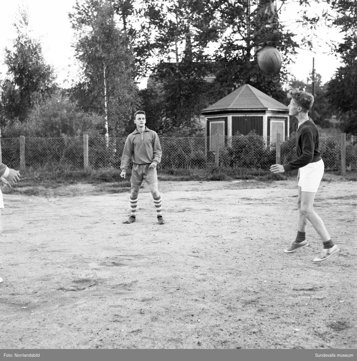 GIF Sundsvalls juniorlag 1957 tränar på Stenkrossplan. Tränaren heter Rolf Gustafsson.