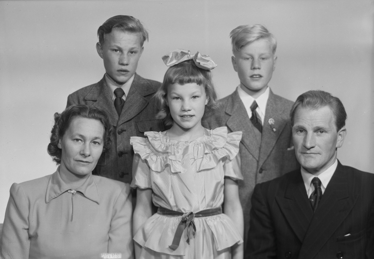 Harald og Oline Solbakken med barna Terje, Asle og Svanhill