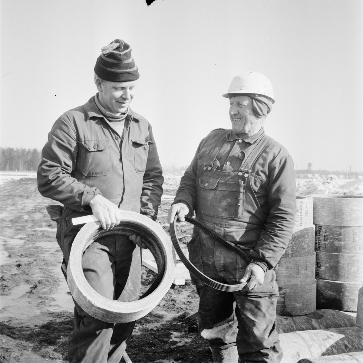 Kilometervis med rör läggs på Tierpsslätten, Uppland, mars 1972
