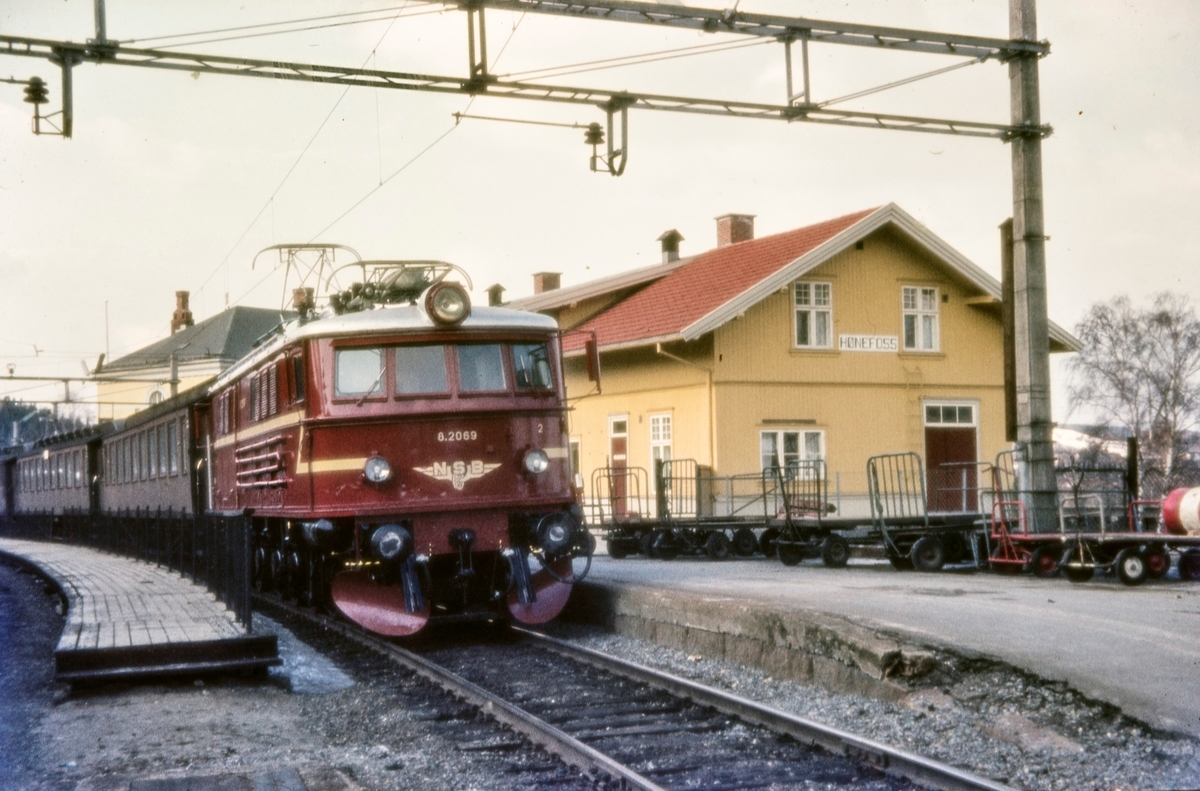 Elektrisk lokomotiv El 8 2069 med persontog til Oslo V på Hønefoss stasjon