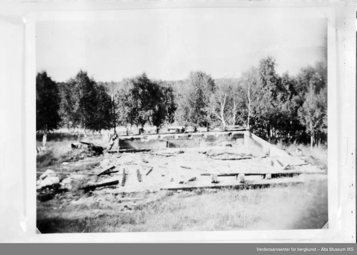 Brannruiner fra krigen 1944 omringet av skog