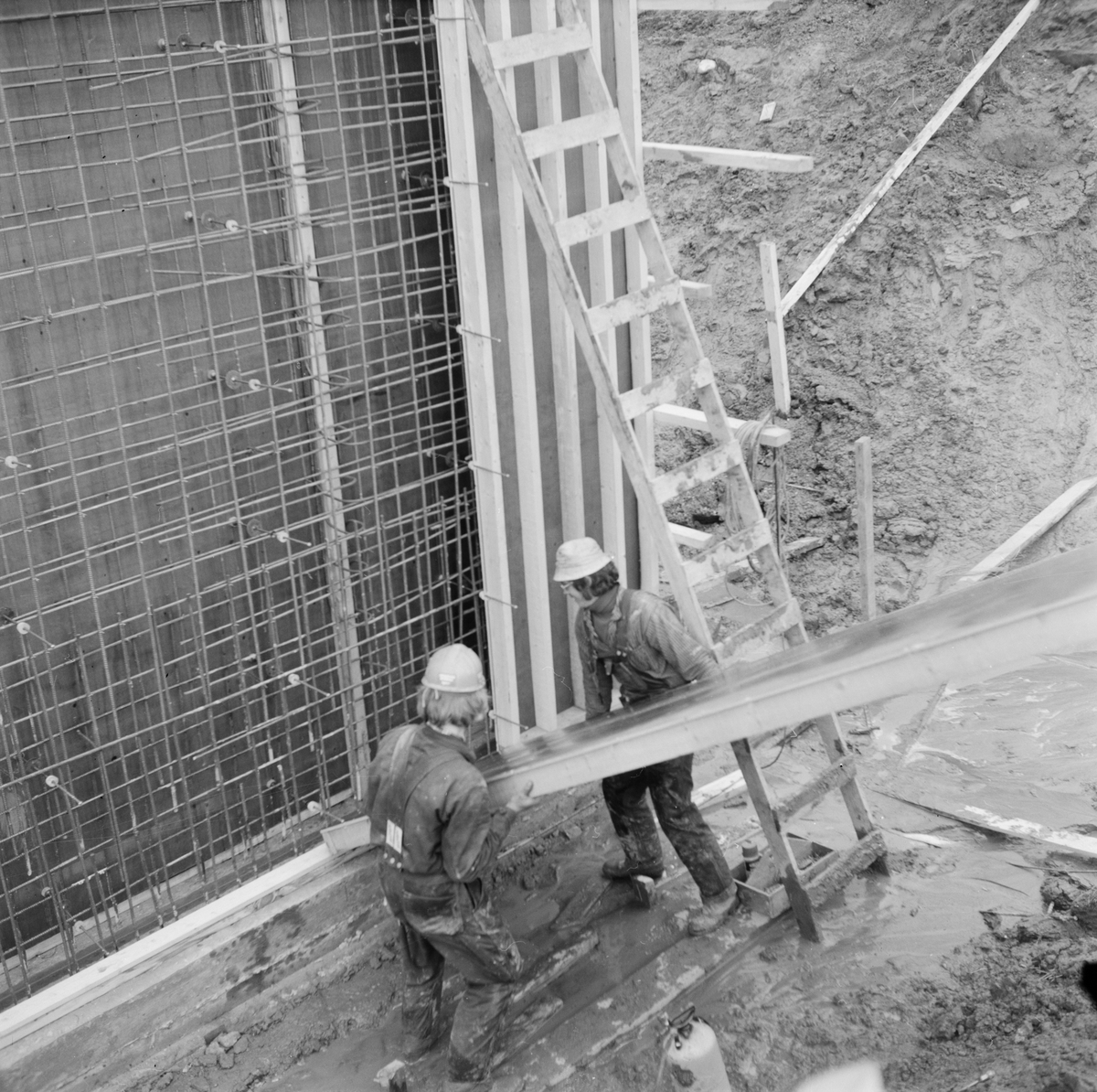 Bygge av reningsverk i Skärplinge, Uppland, april 1972