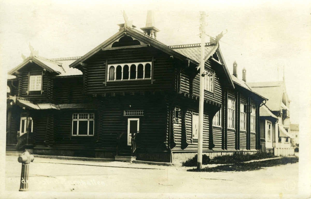 Fredrikstad,
Vestsiden,
Turngaten 4
- Turnhallen, oppført 1899, arkitekt Ole Sverre,
Fredrikstad Turnforening,
Phønix gate 3 (høyre bildekant),
Brannhydrant

jfr 2857
