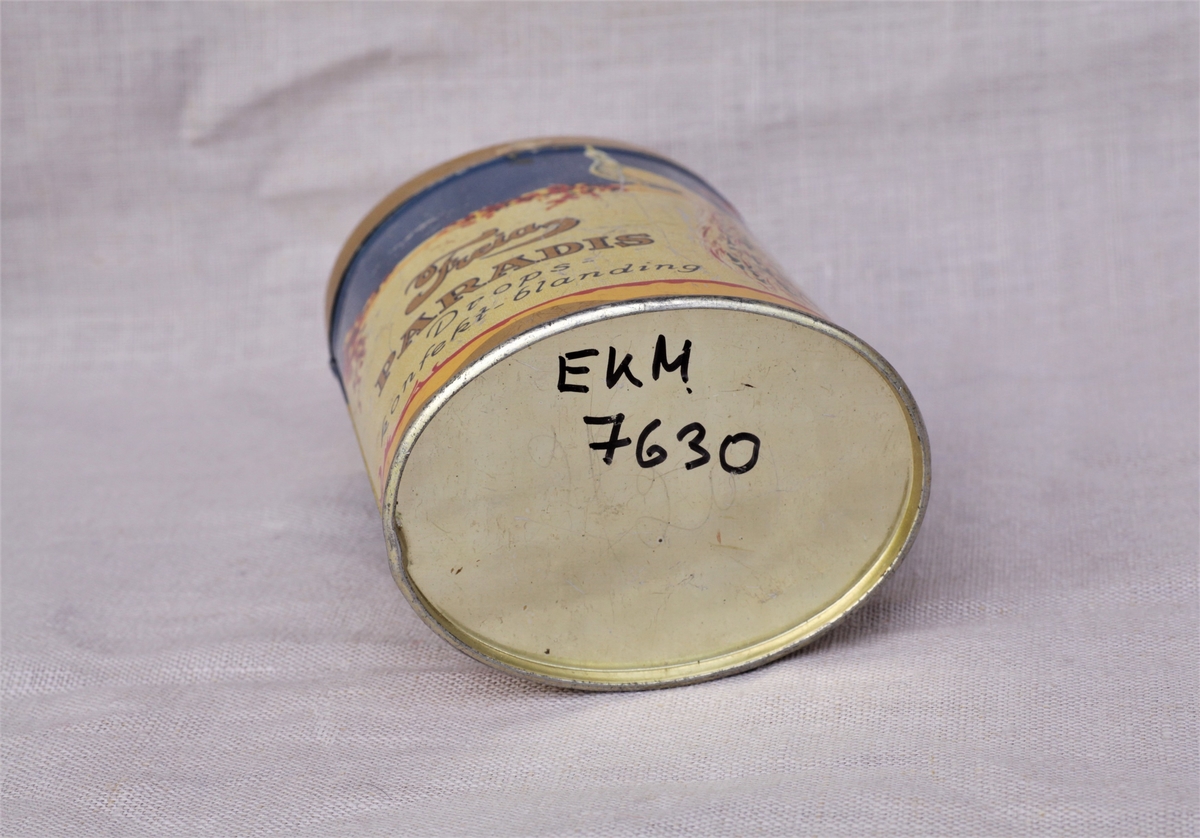 En blikkboks som inneholder en kjetting, en metallkule, en snurrebass (Gyroskop), en speiderlilje i rød filt, klinkekul, gamle femøringer fra 1971 (som antagelig ikke har hørt til samlingen opprinnelig)