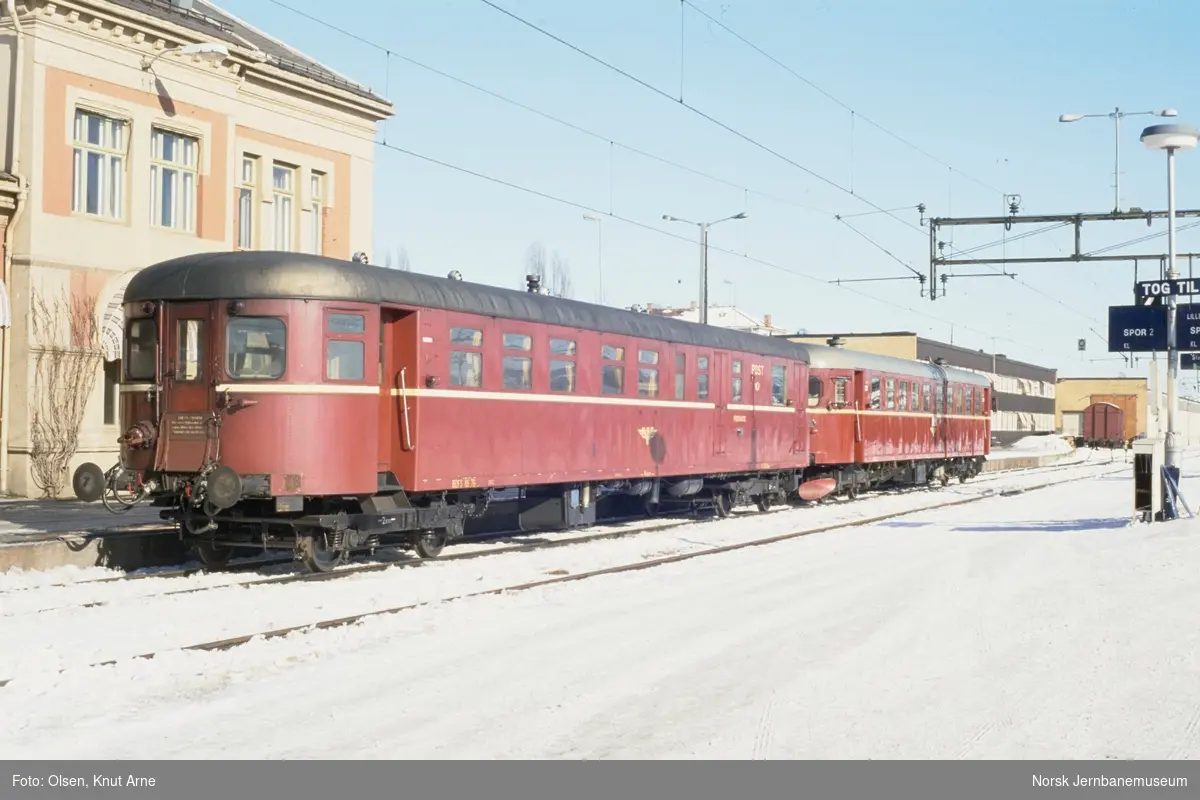 Dieselmotorvogn BM 86 22 og styrevogn BDFS 86 76 med persontog til Koppang på Hamar stasjon