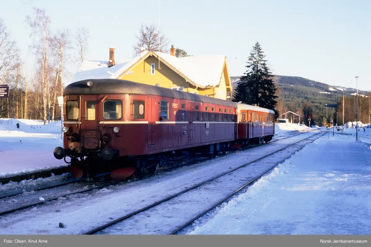 Dieselmotorvogn BM 86 22 og styrevogn BDFS 86 76 med persontog til