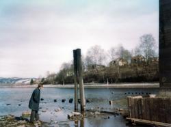 Mann på stranden fotografert ved ytre vannmål ved Randsfjord