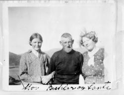 Familiebilde på Årøya av Johanne, Johan og Marie med fjell i