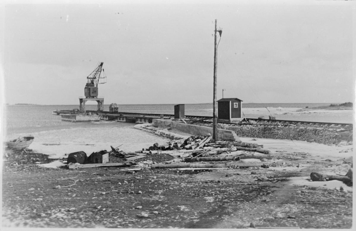 Hamnkran och hamnspår vid Bungenäs hamn.