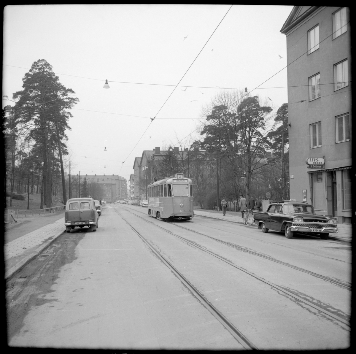 Aktiebolaget Stockholms Spårvägar, SS A25 421 "mustang" linje 2 Fredhäll - Karlaplan i Rålambsvägen på väg mot centrum.