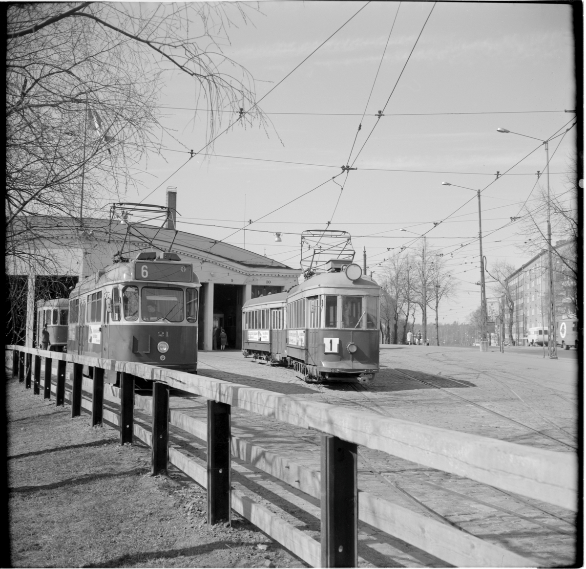 Helsingin Kaupupungin Liikennelaitos, HKL RM3 21linje 6 och HKL spårvagnssätt linje 1 utanför vagnhallen i Vallgård.