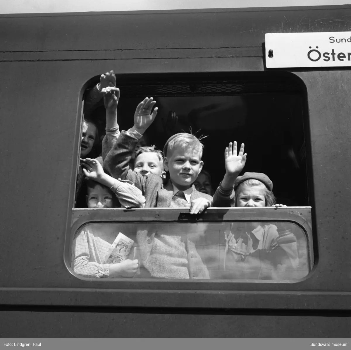 Kolonibarn. Ett sextiotal barn på väg till sommarkolonin Hemgården i Stöde. Vistelsen blir cirka en månad lång varefter en ny kull avlöser denna grupp.