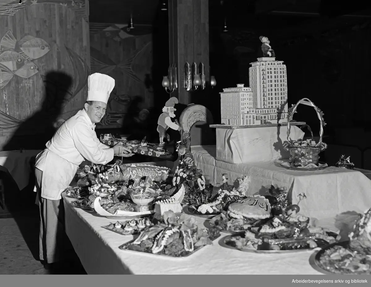 Julebord. Kjøkkensjef Rolf Frøshaug på Hotel Viking. Desember 1954.