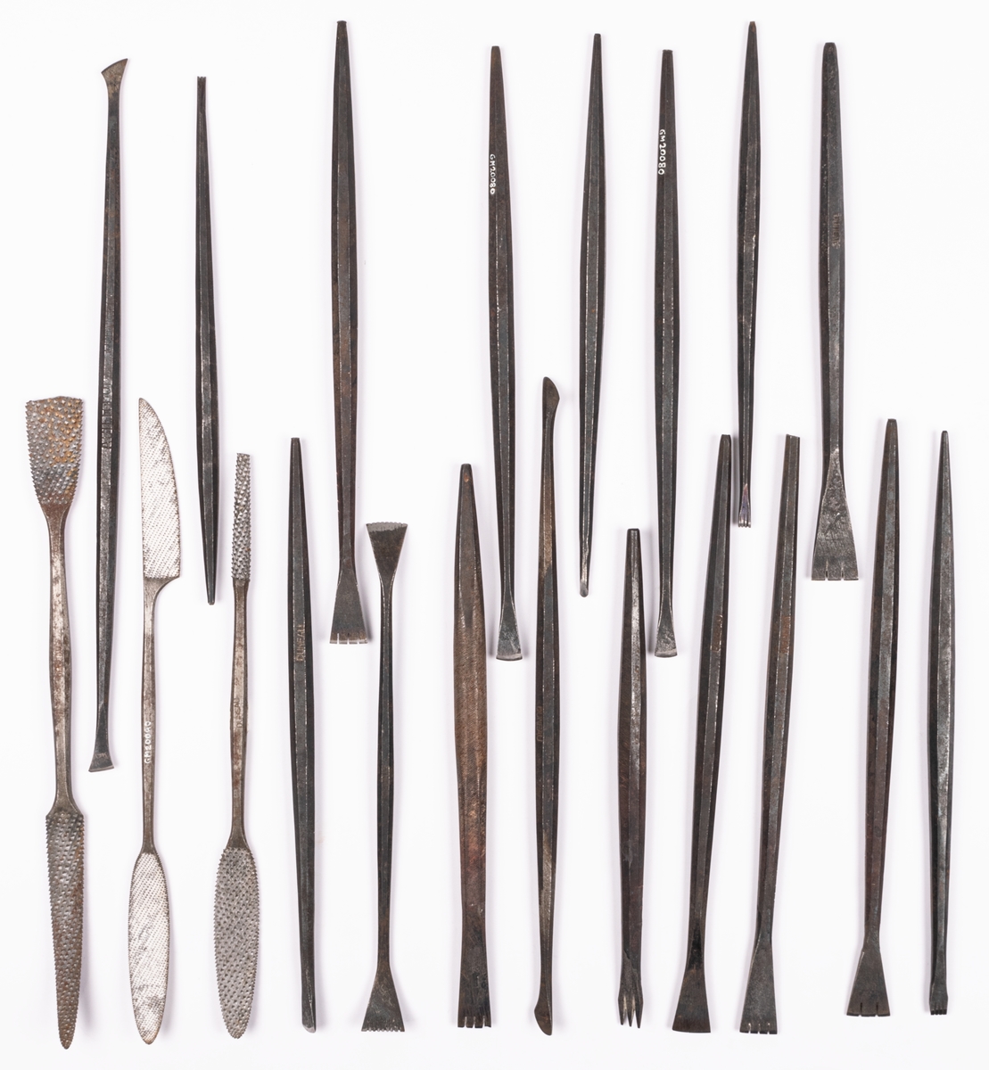 Verktyg, samling av järn. 51st specialverktyg för skulptering. Endast tre med trähandtag. Mejslar, skavstål mm. På mitten av verktygen inpressad märkning "DUNEAU" och "GILON".