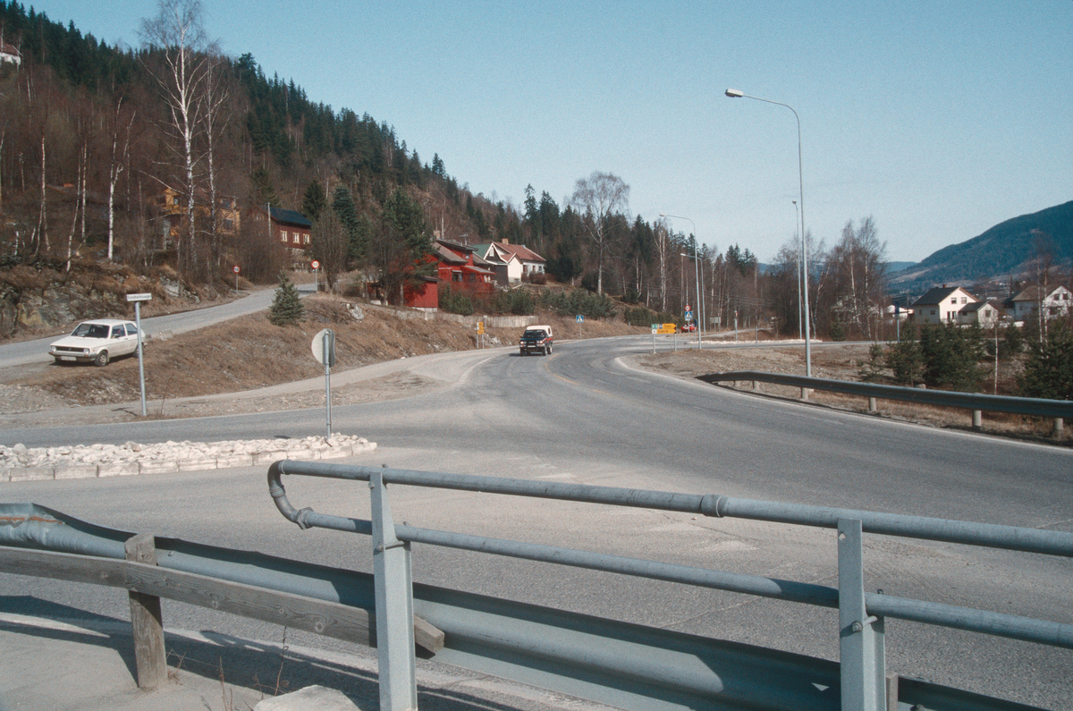 Lillehammer.  Vingneskrysset, vestre del.  Jørstadmovegen i forgrunnen.  Vingromsvegen tar av til venstre.  Vingarvegen går oppover i bakgrunnen til venstre.  Sett mot nord.