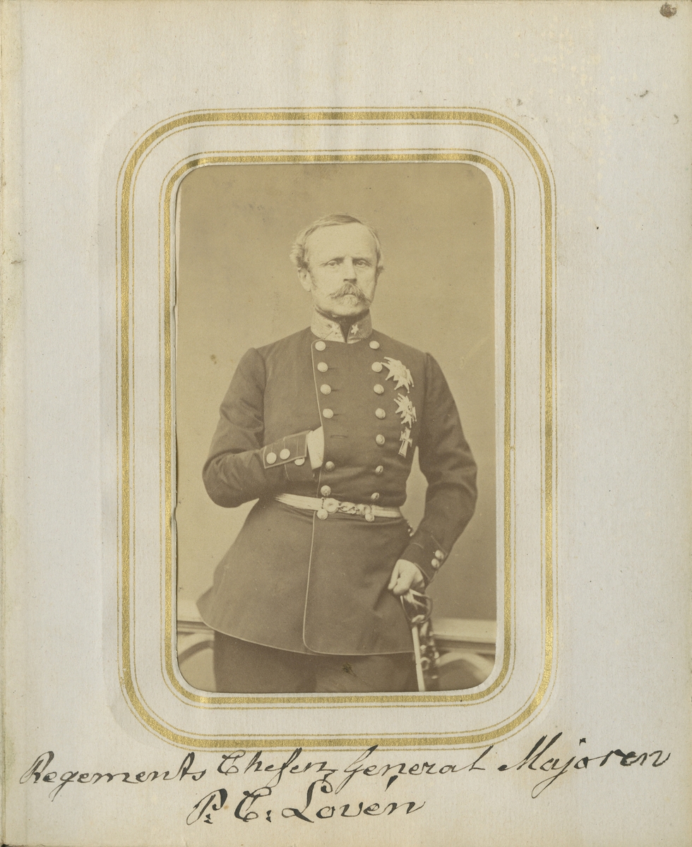 Porträtt av Per Christian Lovén, generalmajor och regementschef vid Andra livgrenadjärregementet I 5.

Se även bild AMA.0007806.