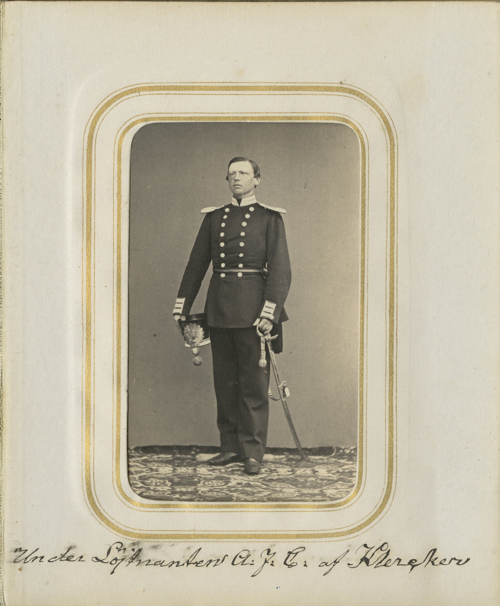 Porträtt av Adolf Fredrik Christian af Klercker, underlöjtnant vid Andra livgrenadjärregementet I 5.

Se även bild AMA.0001881, AMA.0001973 och AMA.0009604.